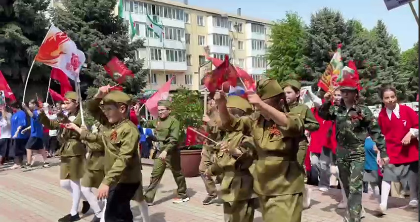Вчера 6 мая в Назрани прошёл красочный марш школьников.