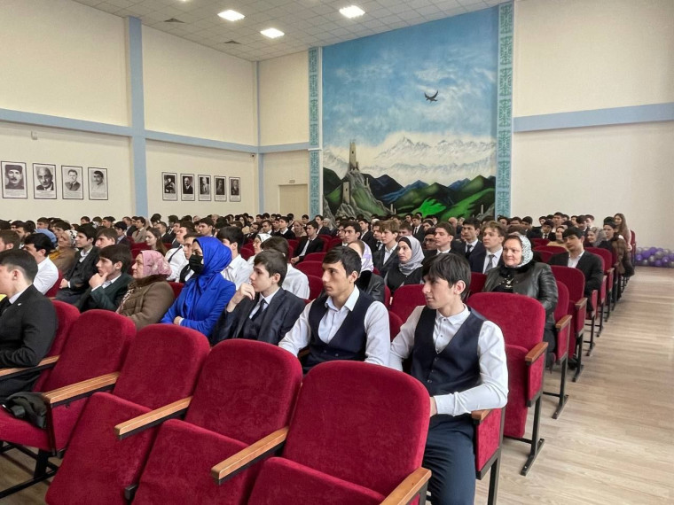 Сегодня в ГБОУ СОШ/4 г. Назрань сотрудники Росгвардии провели профориентационную беседу с будущими выпускниками РИ. Ребята узнали об истории создания войск национальной гвардии, об особенностях службы, функциях и выполняемых задачах. .