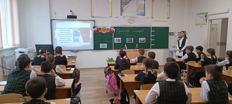 Новая учебная неделя в ГБОУ "СОШ №4 г.Назрань" началась с минуты молчания, в память о всех жертвах теракта в «Крокус Сити Холле» и в знак солидарности с людьми, близкие которых пострадали в этой трагедии и государственного гимна..